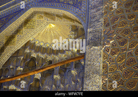 Elaborato da soffitto e da parete ornamenti al Gur-e Amir mausoleo complesso in Samarcanda, Uzbekistan Foto Stock