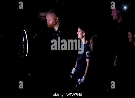 Luke Campbell precedendo la WBC, WBO, WBA & Ring Magazine mondo Campionato leggero concorso presso la O2 Arena, Londra. Foto Stock