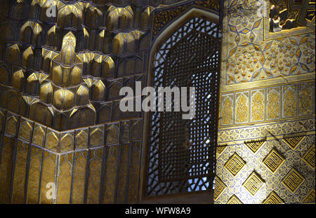 Elaborato da soffitto e da parete ornamenti al Gur-e Amir mausoleo complesso in Samarcanda, Uzbekistan Foto Stock