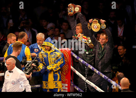 Vasiliy Lomachenko precedendo la WBC, WBO, WBA & Ring Magazine mondo Campionato leggero concorso presso la O2 Arena, Londra. Foto Stock