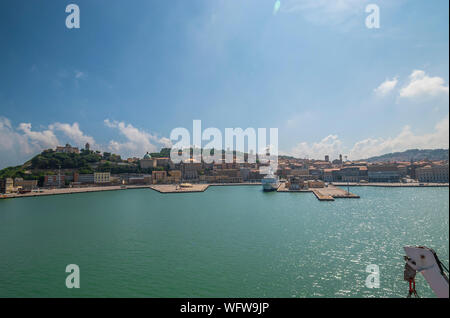 Vista del porto di Ancona e cityscape, Italia. Foto Stock