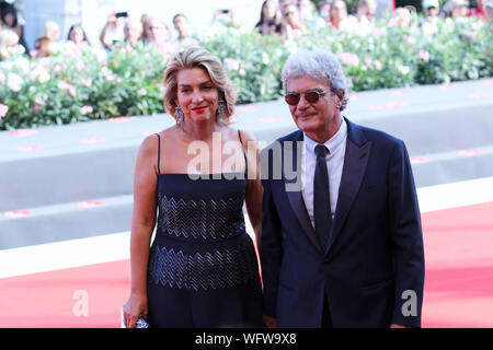 L'Italia, Lido di Venezia, 30 agosto 2019 : Il regista italiano Mario Martone e sceneggiatore Ippolita Di Majo (marito e moglie) cammina il tappeto rosso ah Foto Stock