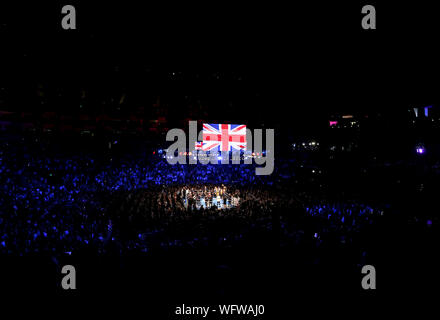 Vasiliy Lomachenko e Luke Campbell precedendo la WBC, WBO, WBA & Ring Magazine mondo Campionato leggero concorso presso la O2 Arena, Londra. Foto Stock