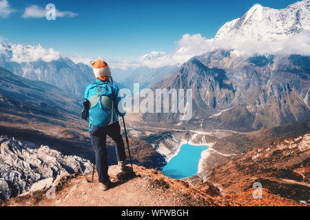 Donna con zaino sul picco di montagna in autunno Foto Stock