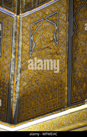 Elaborato da soffitto e da parete ornamenti al Gur-e Amir mausoleo complesso in Samarcanda, Uzbekistan Foto Stock