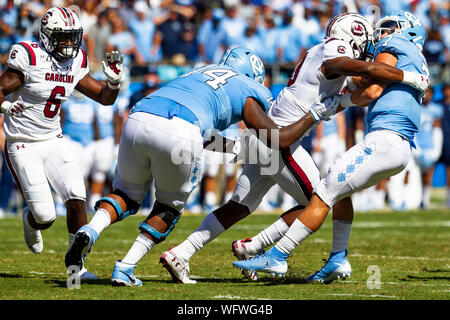 Agosto 31, 2019: South Carolina Gamecocks linebacker Ernest Jones (53) affronta North Carolina Tar Heels quarterback Sam Howell (7) nel NCAA matchup presso la Bank of America Stadium di Charlotte, NC. (Scott Kinser/Cal Sport Media) Foto Stock