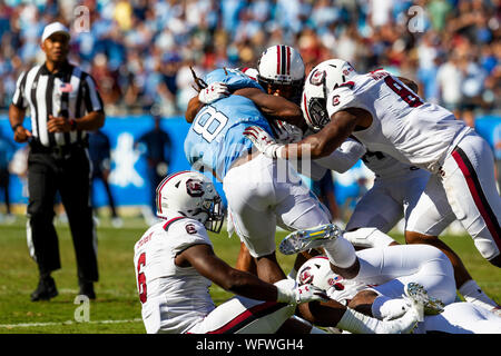 Agosto 31, 2019: North Carolina Tar Heels running back Michael carter (8) viene affrontato da un pacco di South Carolina Gamecocks nel secondo trimestre il NCAA matchup presso la Bank of America Stadium di Charlotte, NC. (Scott Kinser/Cal Sport Media) Foto Stock