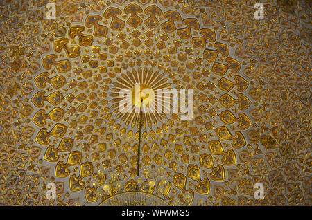 Elaborato da soffitto e da parete ornamenti al Gur-e Amir mausoleo complesso in Samarcanda, Uzbekistan Foto Stock