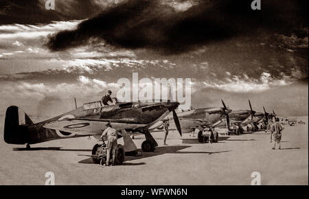 Hawker Uragani, il britannico a singola sede degli aerei da caccia nel Deserto Occidentale. Essi sono serviti con diversi Commonwealth Britannico squadroni nel deserto Air Force, ma ha subito pesanti perdite nel Nord Africa dopo l arrivo della Luftwaffe Bf 109E e F-varianti e sono stati progressivamente sostituiti nella superiorità aerea ruolo dal giugno 1941 da Curtiss Tomahawks/Kittyhawks. Tuttavia, caccia bombardiere varianti ("Hurribombers') trattenuto un bordo di attacco al suolo il ruolo, a causa della loro impressionante armamento di quattro 20 mm (0,79 in) il cannone e un 500 lb (230 kg) Carico di bomba. Foto Stock