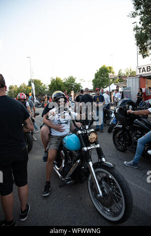 Bergamo, Italia - 24 agosto 2019: annuale festa del motociclo chiamato FESTA BIKERS, raccogliendo con vari tipi di spettacoli e mostra di motocicli di v Foto Stock