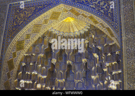 Elaborato da soffitto e da parete ornamenti al Gur-e Amir mausoleo complesso in Samarcanda, Uzbekistan Foto Stock
