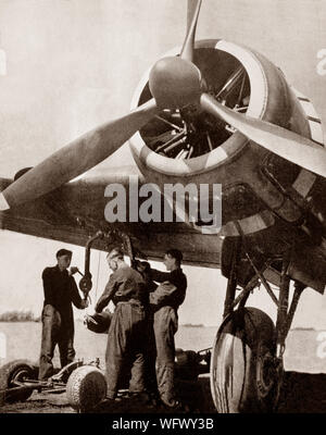 Le bombe vengono caricate su un Handley Page HP.52 Hampden, un British twin-motore bombardiere medio della Royal Air Force, spesso riferito dal personale di volo come 'Flying valigia' a causa della sua angusta condizioni dell'equipaggio. Essa è servita nelle prime fasi della Seconda Guerra Mondiale, a sostenere il peso dei primi bombardamenti la guerra in Europa, prendendo parte alla prima notte raid su Berlino e i primi 1.000-bomber raid su Colonia. Esso è stato ritirato da RAF Bomber comando service nel tardo 1942, superata dai quattro più grandi bimotore bomberslike pesante l'Avro Lancaster. Foto Stock