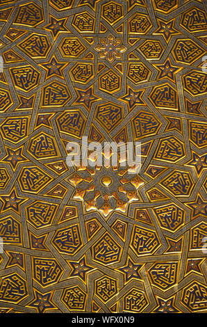 Elaborato da soffitto e da parete ornamenti al Gur-e Amir mausoleo complesso in Samarcanda, Uzbekistan Foto Stock