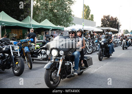 Bergamo, Italia - 24 agosto 2019: annuale festa del motociclo chiamato FESTA BIKERS, raccogliendo con vari tipi di spettacoli e mostra di motocicli di v Foto Stock