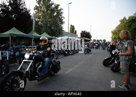 Bergamo, Italia - 24 agosto 2019: annuale festa del motociclo chiamato FESTA BIKERS, raccogliendo con vari tipi di spettacoli e mostra di motocicli di v Foto Stock