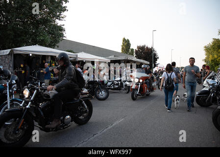 Bergamo, Italia - 24 agosto 2019: annuale festa del motociclo chiamato FESTA BIKERS, raccogliendo con vari tipi di spettacoli e mostra di motocicli di v Foto Stock