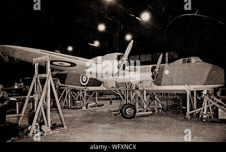 Lo Stirling Junior, una mezza dimensione modello di testing della breve Stirling, quattro bimotore bombardiere pesante della Seconda Guerra Mondiale. È stato il primo di quattro bimotore bomber per essere introdotto in servizio con la Royal Air Force nei primi 194. Durante il suo uso come un bombardiere, piloti ha elogiato il tipo per la sua capacità di out-girare nemico combattenti per la notte e le sue favorevoli caratteristiche di manipolazione, mentre il massimale di altitudine è stato spesso oggetto di critiche. Lo Stirling aveva un relativamente breve carriera operativa come un bombardiere prima di essere relegato in seconda linea dei dazi a partire dalla fine del 1943. Foto Stock