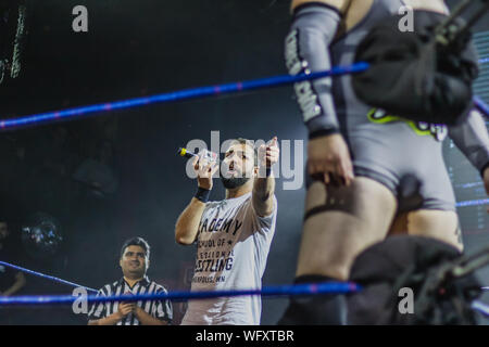 Il Cile wrestling CNL. Campeonato Nacional de Lucha Libre. Luchadores Profesionales Chilenos. En el ring Valentín Bravo 'El Muy Serenense', 'El Único Showman de la lucha libre Chilena', 'Mr. YouTube' señala un su oponente Boris Müller Vegan, el Mesías vengano. Foto Stock