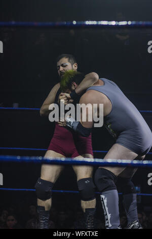 Il Cile wrestling CNL. Campeonato Nacional de Lucha Libre. Luchadores Profesionales Chilenos. Valentín Bravo, 'El Muy Serenense', 'El Único Showman de la lucha libre Chilena', 'Mr. YouTube", tiene agarrado por el cuello vegano con cabello verde conocido como el Mesías vengano. Foto Stock