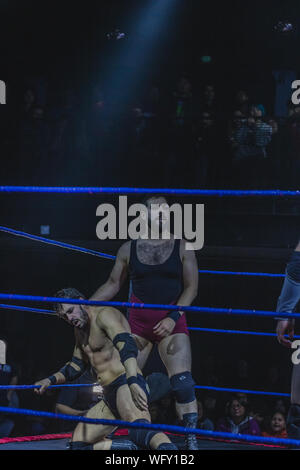 Il Cile wrestling CNL. Campeonato Nacional de Lucha Libre. Ariel Levy Luchador Profesional y attore sometido Chileno en el cuadrilatero por su oponente. Foto Stock