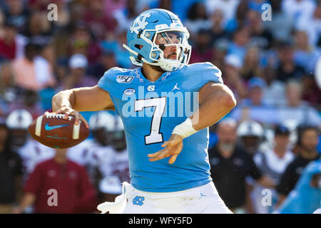 Agosto 31, 2019: North Carolina Tar Heels quarterback Sam Howell (7) lancia dalla tasca in NCAA matchup presso la Bank of America Stadium di Charlotte, NC. (Scott Kinser/Cal Sport Media) Foto Stock