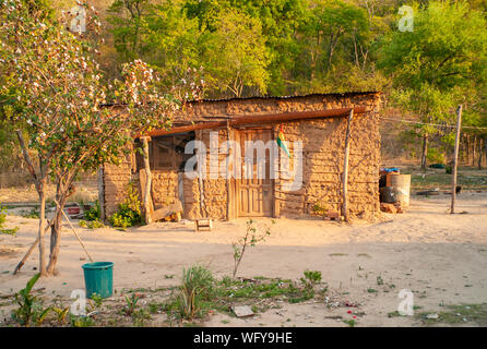 Rustico e povera casa fatta di Adobes in Riberalta - Bolivia Foto Stock