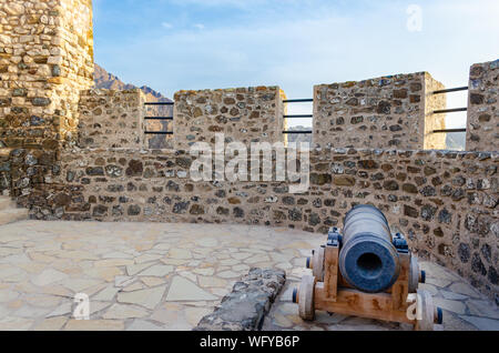 Il vecchio cannone sul tetto del forte torre di avvistamento. Da Muscat Oman. Foto Stock