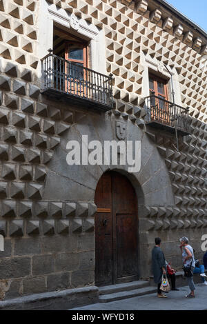 SEGOVIA, Spagna - 25 Aprile 2018: la facciata della famosa Casa de los Picos' in Segovia. Foto Stock