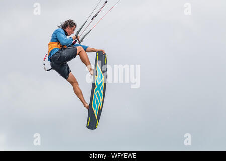 Stati Uniti d'America. 31 Agosto, 2019. Un kite boarder catture aria come venti forti raggiungere la costa atlantica di Charleston in anticipo di uragano Dorian Sabato, Agosto 31, 2019 in Sullivans Island, nella Carolina del Sud. La categoria 4 tempesta si aspetta di colpire le Bahamas e poi spostarsi verso nord lungo la costa orientale. Credito: UPI/Alamy Live News Foto Stock