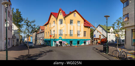 Reykjavik, Islanda - 08 agosto 2019: vista panoramica del Njalsgata Street presso il centro commerciale di Reykjavik. Foto Stock