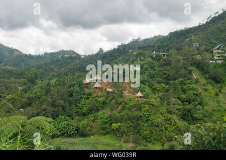 Agosto 25, 2019-BANAUE IFUGAO FILIPPINE : Ifugao tradizionali case costruite in un lato della collina. Ifugao comunità Foto Stock