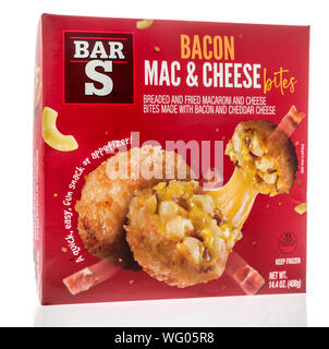 Winneconne, WI - 26 Agosto 2019 : un pacchetto di Bar-s mac di pancetta e formaggio morsi su un sfondo isolato Foto Stock