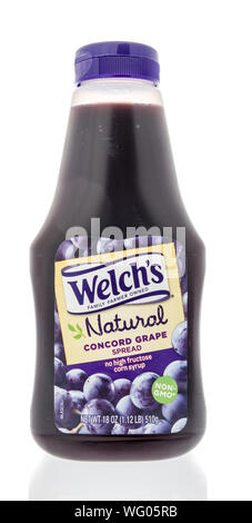 Winneconne, WI - 26 Agosto 2019 : un pacchetto di Welchs naturale uva concord spalmato su un sfondo isolato Foto Stock