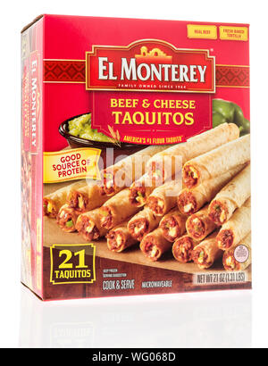 Winneconne, WI - 26 Agosto 2019 : un pacchetto di El Monterey carni bovine e il formaggio taquitos isolato su un background Foto Stock