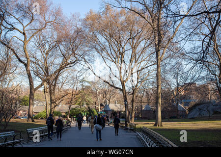 La gente camminare nel parco centrale su una caduta al giorno. Foto Stock