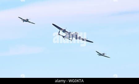 Gli aeromobili del Battle of Britain Memorial Flight (BBMF) a Eastbourne di Airshow internazionale nel mese di agosto 2018. Uragano, Lancaster e Spitfire. Foto Stock