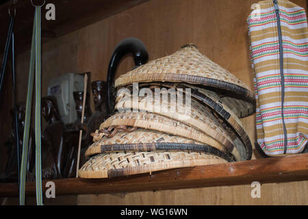 Agosto 25, 2019-BANAUE IFUGAO, Filippine : intessute hat realizzata in rattan. Realizzato localmente in Banaue Ifugao. Foto Stock