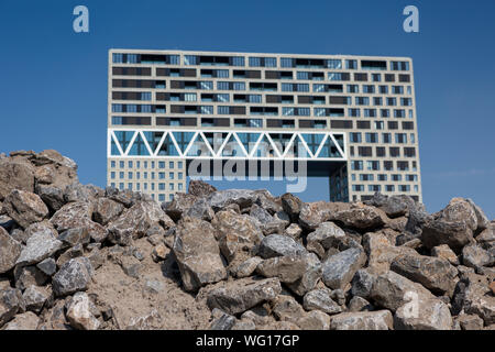 Architettura del moderno edificio di appartamenti in stile contemporaneo progetto di alloggiamento nel quartiere Houthaven con un mucchio di massi nella parte anteriore Foto Stock