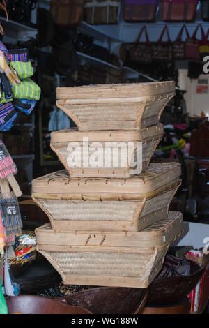 Agosto 25, 2019-BANAUE IFUGAO, Filippine : intessute dal vassoio in rattan di varie dimensioni sul display. Questo è anche chiamato Foto Stock