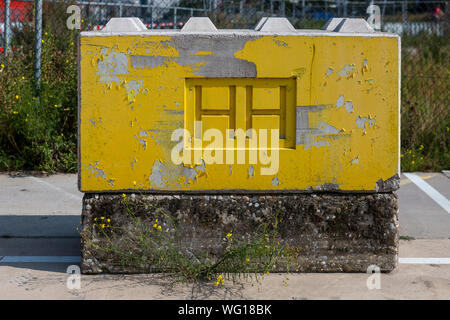 Blocco di cemento dipinto di giallo blocca la strada in costruzione Houthaven quartiere con le iniziali di HH Foto Stock