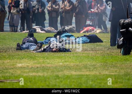 Soldati su un campo di battaglia durante la guerra civile americana rievocazione storica Foto Stock