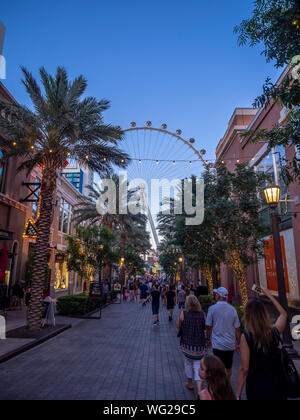 Vista la LINQ High Roller e il lungomare di LINQ & Hotel Flamingo Las Vegas Hotel & Casino al tramonto. Foto Stock