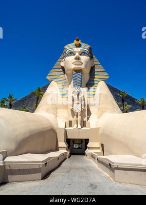 Statua della Sfinge al di fuori della famosa Luxor Hotel sulla Strip di Las Vegas. Il Luxor è un fantastico hotel Pyramid, che ospita il Chris Angel show. Foto Stock