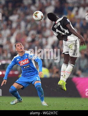 Torino, Italia. 31 Agosto, 2019. La Juve di Blaise Matuidi (R) teste per la sfera durante la serie di una partita di calcio tra la Juve e Napoli a Torino, Italia, 31 Agosto, 2019. Credito: Alberto Lingria/Xinhua Foto Stock