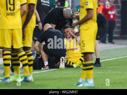 Berlino, Germania. 31 Agosto, 2019. Thomas Delaney (fondo) di Dortmund riceve il trattamento durante un match della Bundesliga tra 1.FC Union Berlino e il Borussia Dortmund in Berlino, capitale della Germania, il 31 agosto, 2019. Credito: Shan Yuqi/Xinhua/Alamy Live News Foto Stock