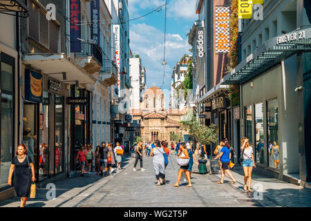 Athens, Grecia - 5 Agosto 2019 : Ermou Street quartiere dello shopping Foto Stock