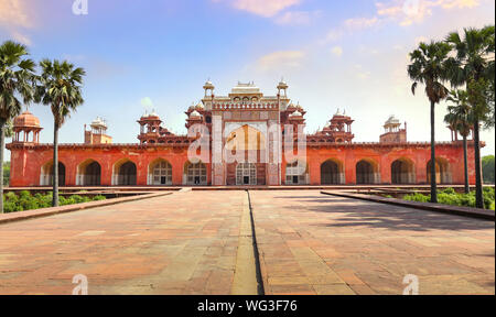 Tomba di Akbar a Sikandra Agra India è una classica architettura di Mughal capolavoro designata come Patrimonio mondiale dell UNESCO Foto Stock