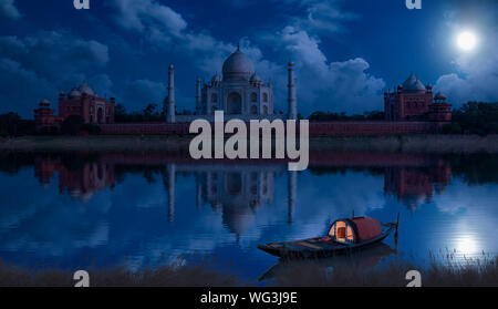 Taj Mahal Agra in una notte di luna piena come visto da Mehtab Bagh sulle rive del fiume Yamuna. Foto Stock