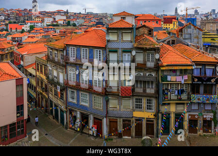 Porto, Portogallo - 29 Maggio 2018: facciate di case tradizionali decorato con ornati azulejo portoghese piastrelle nelle strade Foto Stock