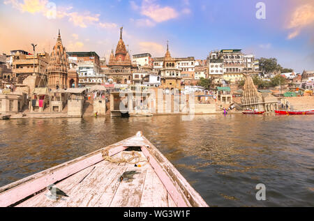 Varanasi città storica architettura al tramonto con vista del fiume Gange ghats in Uttar Pradesh, India Foto Stock